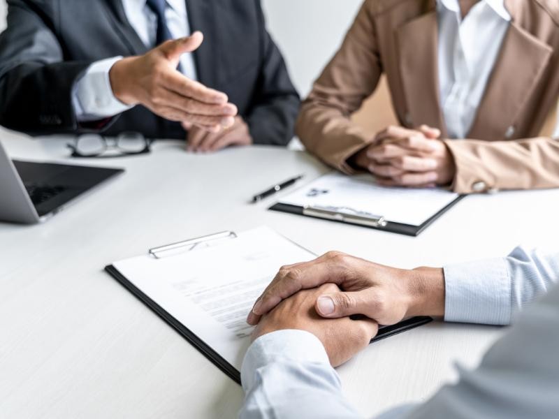 Por que você não deve contratar um headhunter?